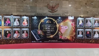 Bunda Winarni Nanang Ermanto Menerima Penghargaan Sebagai Perempuan Inspirasi Indonesia 2023