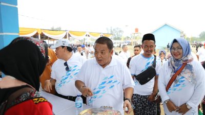 Peringati Puncak Hari Ikan Nasional ke-10, Gubernur Arinal Makan Ikan Bersama Masyarakat di Labuhan Maringgai, Lampung Timur