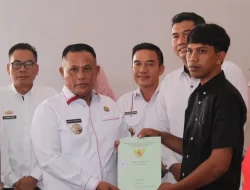 Perkuat Hak Milik Tanah, Bupati Lampung Selatan Bersama BPN Serahkan Sertifikat PTSL dan Retribusi Tanah untuk Warga Desa