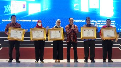 PEMKOT BANDAR LAMPUNG DIGANJAR PENGHARGAAN LAYANAN DUKCAPIL HEBAT