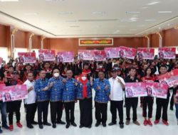 PEMKOT BANDARLAMPUNG BAGIKAN UANG PEMBINAAN ATLET DAN PELATIH PORPROV