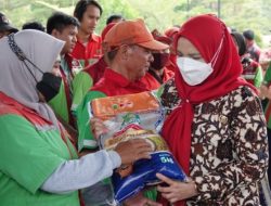 Pemkot Bandarlampung bagikan bantuan beras kepada 722 petugas kebersihan DLH