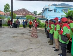 Wali Kota Eva Dwiana Salurkan Bantuan Petugas DLH Bandarlampung