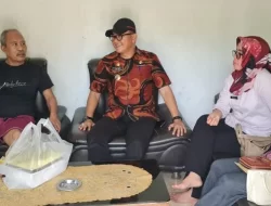 Kepala Dinas Kominfo Lampung Selatan Jenguk Marhadan, Jurnalis Yang Mengidap Penyakit Parkinson