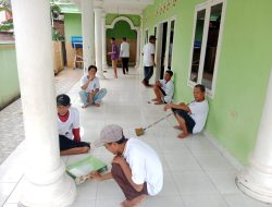 Relawan Ganjar Mahfud Lampung Melakukan Pengecatan Masjid Nurul Amal di Gebang Hilir Pesawaran