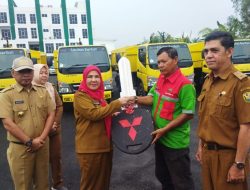 Wali Kota Eva Dwiana Serahkan 29 Kendaraan Operasional Kebersihan