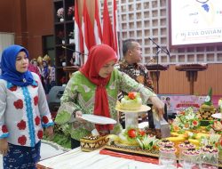 Pemerintah Kota Bandar Lampung memperingati Hari Ibu Ke-95, di kantor pemerintah setempat, Jumat, 22 Desember 2023.  Peringatan Hari Ibu diisi dengan menggelar upacara dan melakukan sejumlah perlombaan, dipimpin langsung Wali Kota Bandar Lampung Eva Dwiana.  “Hari Ibu adalah momentum penting bagi kita semua untuk mengungkapkan rasa cinta terhadap ibu,” ujar Wali Kota Eva Dwiana, di Pemkot Bandar Lampung, Jumat.  Juga momentum mengucapkan terima kasih serta memberikan penghargaan kepada ibu. “Melakukan itu untuk menghormati ibu, karena ibu melahirkan serta membimbing sepanjang hidup,” kata dia.  Menurutnya, kaum hawa memiliki peran yang penting dan strategis di berbagai aspek kehidupan. Sebab, perempuan memiliki kesempatan yang sama seperti laki-laki.  “Perempuan Indonesia masa kini juga bisa terlibat dalam hal ekonomi, pendidikan, politik, sosial budaya, dan sebagainya,” ujarnya.  Untuk itu, ia meminta kepada semua pihak dapat memberi dukungan dan kesempatan yang sama terhadap perempuan untuk mencapai potensi tertinggi dimilikinya.  Diketahui, pada peringatan Hari Ibu kegiatan dimeriahkan oleh para pejabat di lingkungan Pemkot Bandar Lampung, serta kepala SD dan SMP di Bandar Lampung.