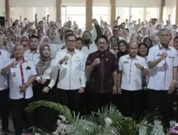Serahkan SK Perpanjangan THLS di Lingkup Dinas Kesehatan, Sekda Minta Berikan Pelayanan Optimal