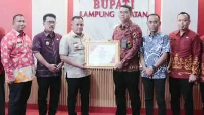 Nanang Ermanto Serahkan Penghargaan Kepada Badan Pertanahan Lampung Selatan
