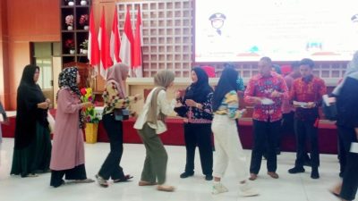 Walikota Eva Dwiana Serahkan Insentif Relawan Perempuan Dan Anak Di Bandar Lampung Walikota Bandar