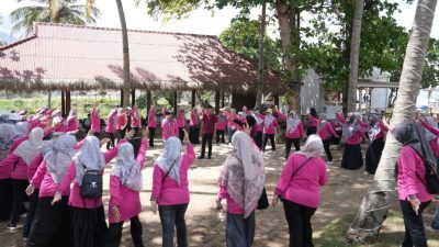 Tingkatkan Kebersamaan: Family Gathering DWP Unila di Sanggar Beach
