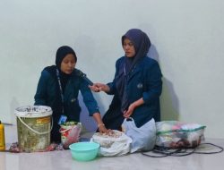 Mahasiswa KKN Unila Gelar Sosialisasi dan Praktik Pembuatan Pupuk Organik Cair dari Gedebog Pisang