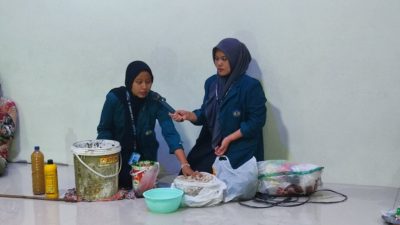 Mahasiswa KKN Unila Gelar Sosialisasi dan Praktik Pembuatan Pupuk Organik Cair dari Gedebog Pisang