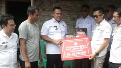 Bedah Rumah Warga Kurang Mampu di Desa Kuripan, Nanang : Perhatikan Standarisasi Bangunan
