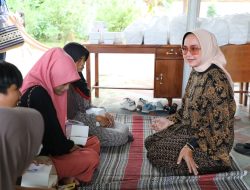 Ibu Riana Sari Arinal Bagikan Takjil kepada Komunitas Disabilitas Sensorik Netra di SLB Bina Insani, Gedong Meneng Bandar Lampung