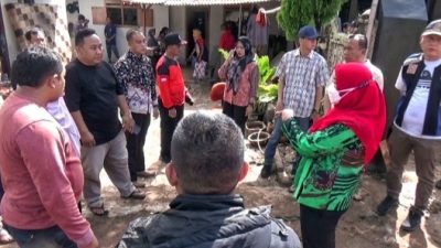 Walikota Tinjau Lokasi Banjir Dan Beri Bantuan Kepada Korban Banjir