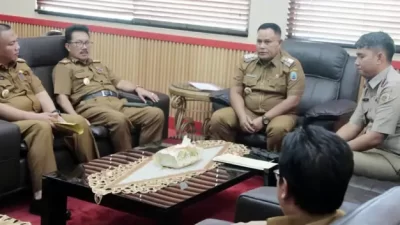 Audiensi dengan Bupati, Kepala ATR/BPN Lampung Selatan Serahkan 13 Sertifikat Pakai Pemda
