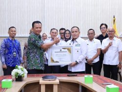 Dinas Kominfotik Provinsi Lampung Berikan Penghargaan Kepada Badan Pusat Statistik Atas Inovasi Kemudahan Layanan Data