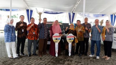 Dirut Bank Lampung Serahkan 2 Mobil Hadiah Grand Prize Undian Lokal Bank Lampung 2024