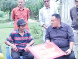Dua Warga Kecamatan Jati Agung Terima Bantuan Bedah Rumah dari Pemkab Lampung Selatan