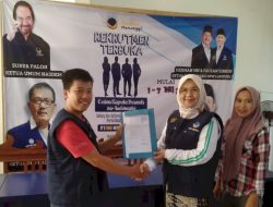 Septi Istiqlal Istri Bupati Pesibar Serahkan Berkas Bacalonkada Ke Nasdem