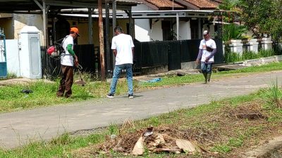 Tim Bandar Lampung Bahagia Bersihkan Lingkungan Sukarame Harapan Jaya