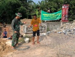Jelang Penutupan TMMD ke-120, Satgas Kodim 0421/LS Bersama Warga Kebut Pemasangan Bronjong Sepanjang 500 Meter