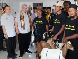Gubernur Arinal Djunaidi Serahkan Hewan Ternak Pada Program Desa Baznas di Kabupaten Tulang Bawang