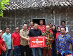 Nanang Ermanto Serahkan Bantuan 7 Unit Bedah Rumah di Kalianda