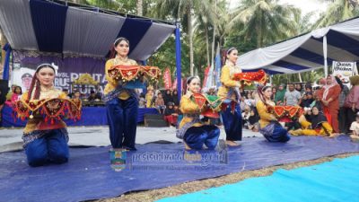 Bupati Pesibar Hadiri Kegiatan Pentas Budaya Di lokasi surfing tanjung setia