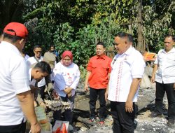 Jalan Kaki Lewati Kebun Becek, Nanang Salurkan Bantuan Kepada Korban Kebakaran