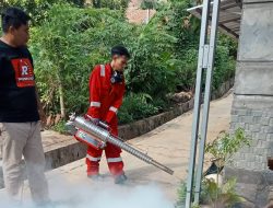 Tim Relawan Bandar Lampung Bahagia Bersama Iqbal Ardiansyah Memberikan Bantuan Fogging Gratis
