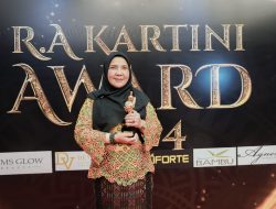 Walikota Bandar Lampung Hj. Eva Dwiana mendapatkan Penghargaan Exemplary Women In Regional Government dalam ajang Kartini Awards 2024