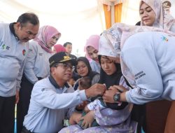 Pj. Gubernur Samsudin Lakukan Tetes Polio Pertama, Tanda Dimulainya Program Imunisasi Polio Massal di 15 Kabupaten/Kota di Provinsi Lampung