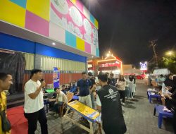 Pemuda Iqbal Ardiansyah Mengadakan Acara Permainan Seru (fun game) di Angkringan Jajanan Malam
