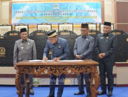 Rapat Paripurna DPRD Pesisir Barat Penandatanganan Nota Kesepakatan KUA-PPAS APBD 2025