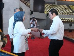 Rektor Serahkan SK Pengangkatan CPNS di Lingkungan Kemendikbudristek