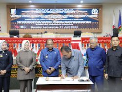 Ketua DPRD Mingrum Gumay Bersama Pj. Gubernur Lampung Tandatangani RAPERDA
