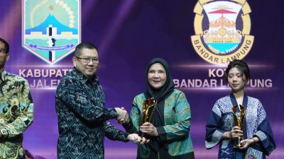 Walikota Bandar Lampung, Hj. Eva Dwiana menerima Anugerah Pemimpin Daerah Awards 2024