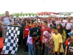 Bertabur Hadiah, Puluhan Ribu Masyarakat Antusias Ikut Jalan Sehat di Lapangan Way Handak Expo