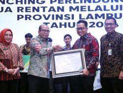 Pj. Gubernur Samsudin Berikan Bantuan Program Jaminan Sosial Ketenagakerjaan bagi Pekerja Rentan Sektor Perkebunan Sawit