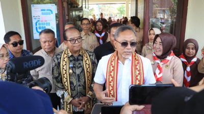 Pj. Gubernur Samsudin Dampingi Menteri Perdagangan Zulkifli Hasan dalam Kunjungan Kerja di SMAN 1 Jatiagung, Lampung Selatan