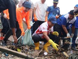 Penjabat Gubernur Lampung Samsudin Buka Kegiatan Coastal Clean Up 2024 di Pantai Payang Panjang