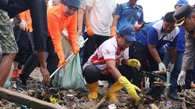 Penjabat Gubernur Lampung Samsudin Buka Kegiatan Coastal Clean Up 2024 di Pantai Payang Panjang
