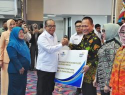 Pj. Gubernur Lampung Serahkan Penghargaan dan Tali Asih untuk Anggota KORPRI, Lepas Pejabat Purna Bakti di Lingkungan Pemprov Lampung