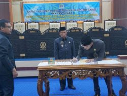 Ketua DPRD, Mohammad Emir Lil Ardi, S.H disaksikan Wakil Bupati, Zulqoini Syarif menandatangani dokumen persetujuan Ranperda APBD Pesibar TA 2025