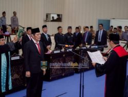 Sumpah Janji Wakil Ketua I DPRD Kabupaten Pesibar Masa Jabatan 2024-2029