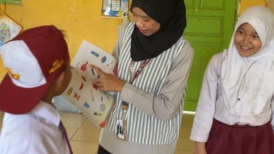 Mahasiswa KKN Unila Desa Bumiratu Edukasi Interaktif Siswa SD