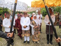 Pj. Gubernur Lampung Samsudin dan Pj. Ketua TP. PKK Provinsi Lampung Terima Gelar Adat Lampung sebagai Pangeran Sejati dan Pangeran Permaisuri