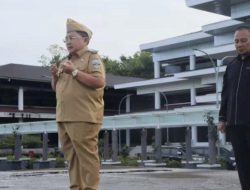 Wakil Bupati Pesisir Barat,Irawan Topani, Pimpin Apel Perdana,di halaman kantor Pemkab setempat